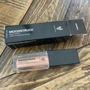 Shimmery tan liquid eyeshadow